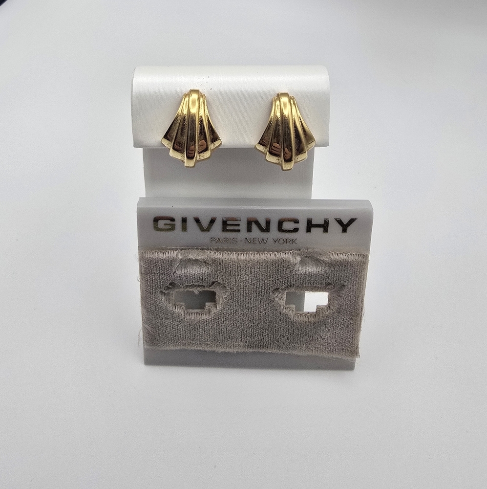 Givenchy Shell Motif Gold Tone Clip-on Earrings (EUC)✨️